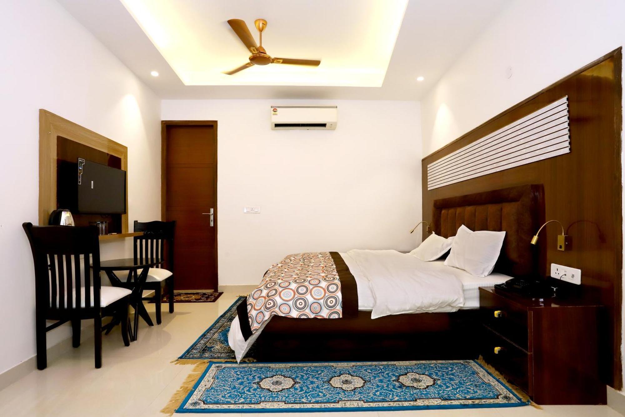 Vrindavan Guest House Нью-Дели Экстерьер фото