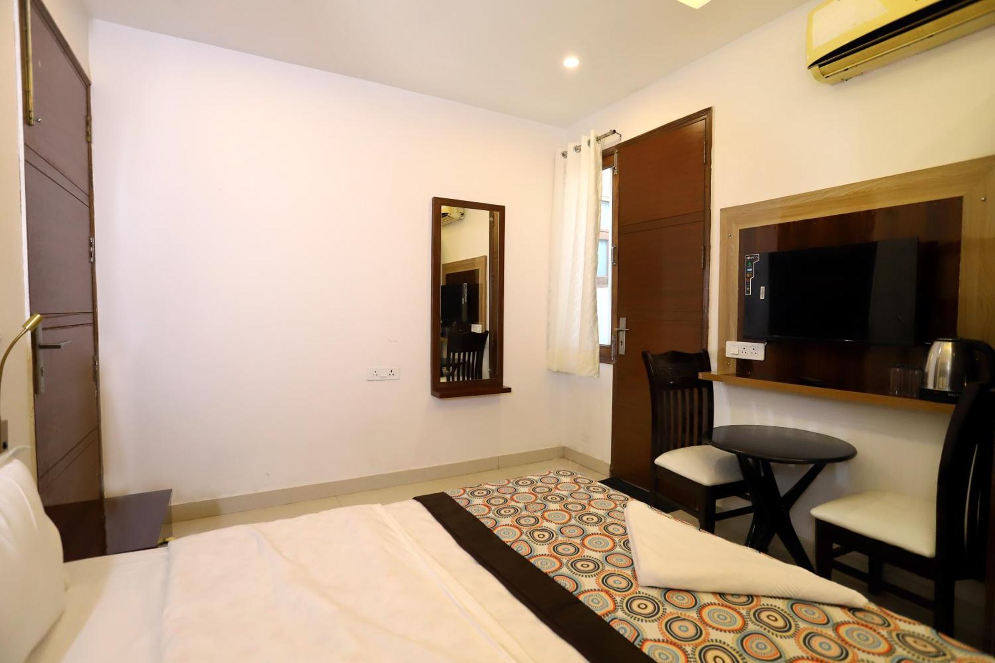 Vrindavan Guest House Нью-Дели Экстерьер фото